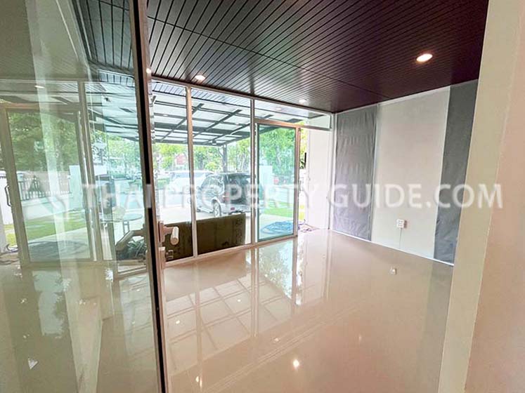 House with Shared Pool in Bangnatrad 